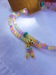 Feines Perlenarmband aus Glas-Stiftperlen in pastelltönen