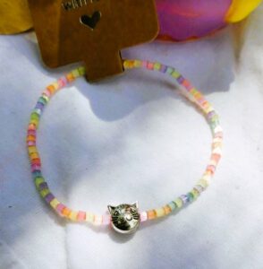 Feine Glas-Stiftperlen in Pastelltönen, mit silberfarbenem Katzenmotiv. 