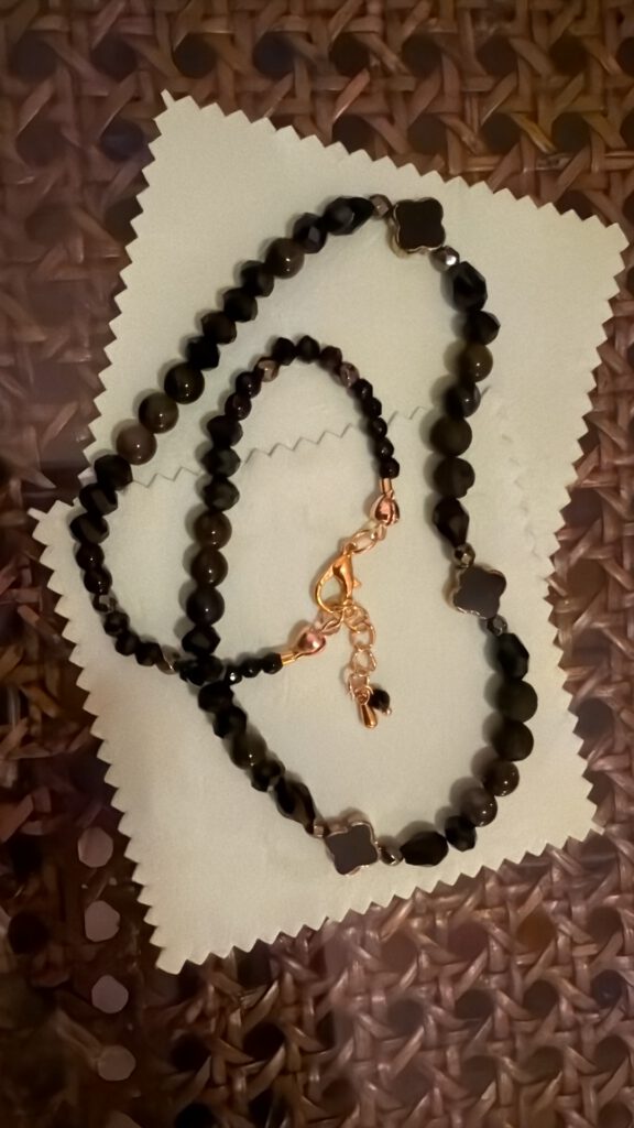 Kette mit Onyx, Obsidian und Lava