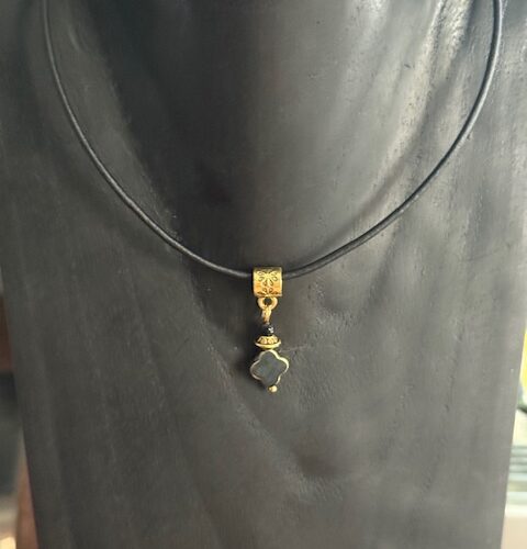 Schwarzes Kleeblatt an Gold