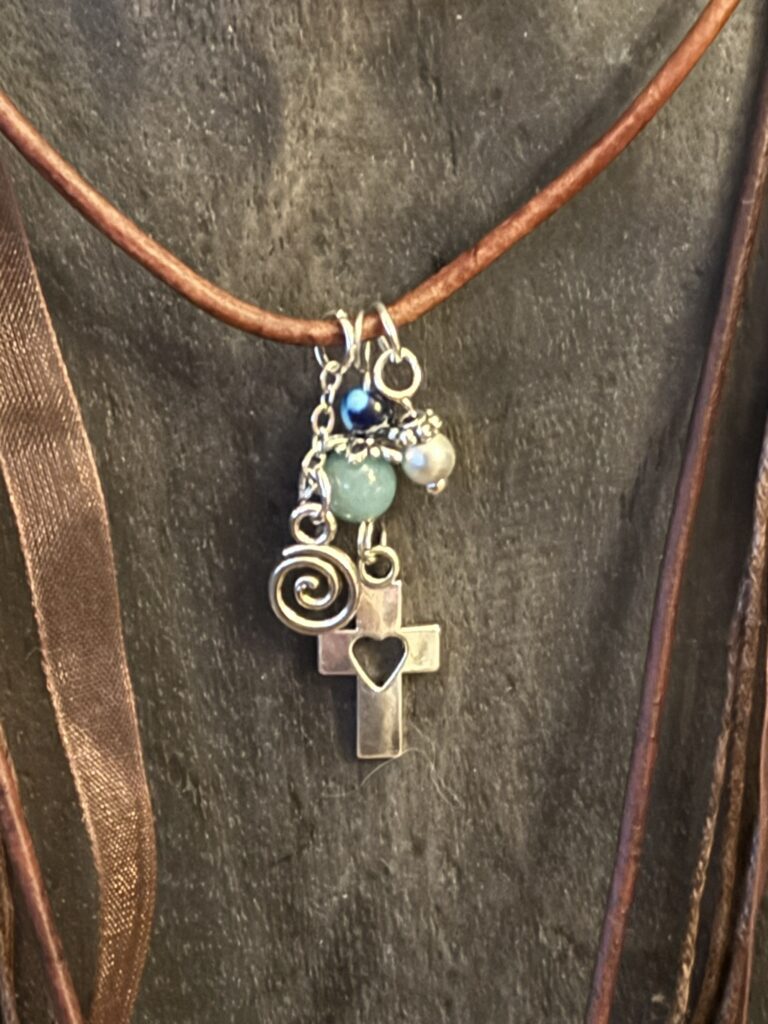 Lederkette aus Amazonit, afrikanischem Türkis & Perle mit Kreuz und Ewigkeits-Symbol