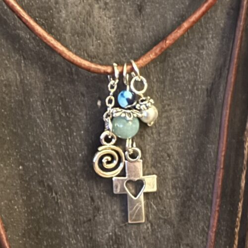 Lederkette aus Amazonit, Türkis & Perle mit Kreuz- und Ewigkeitsanhänger