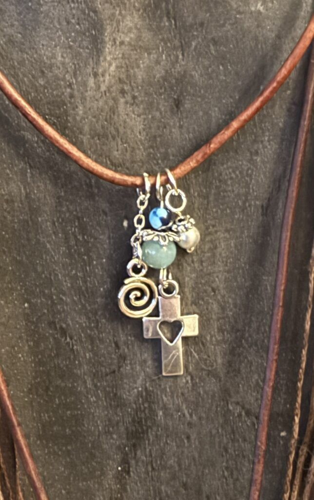 Lederkette aus Amazonit, Türkis & Perle mit Kreuz- und Ewigkeitsanhänger