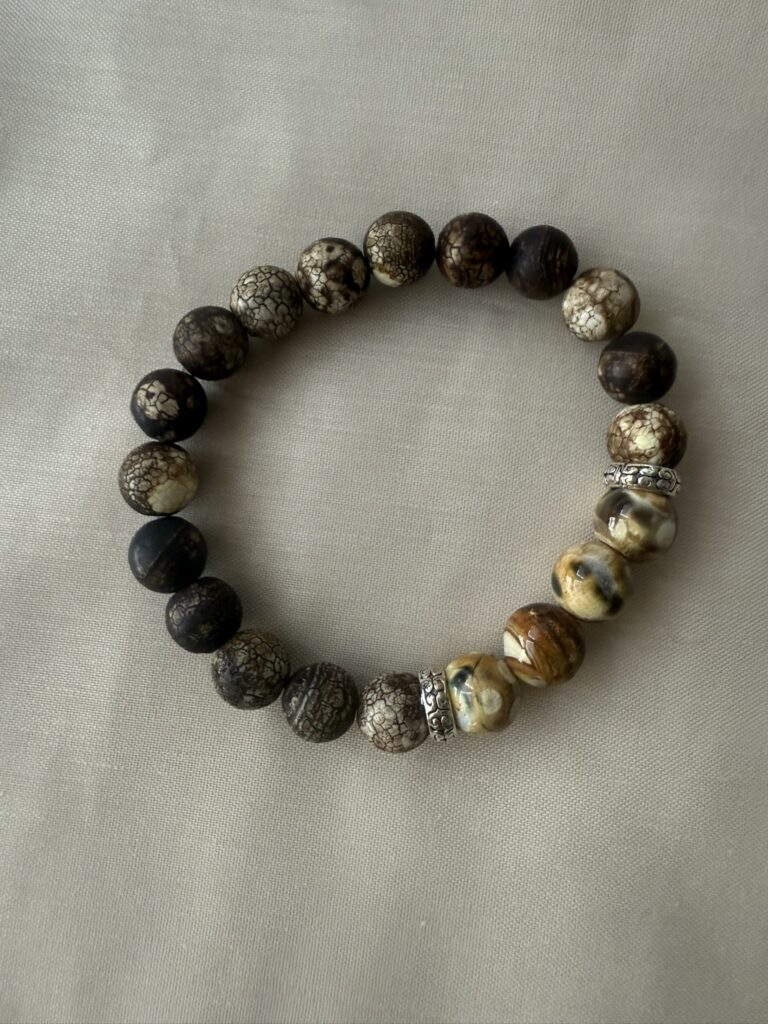 Leopardenfell-Jaspis trifft auf tibetische Achate – ein Armband, das Ruhe, Stärke und zeitlose Eleganz verbindet.