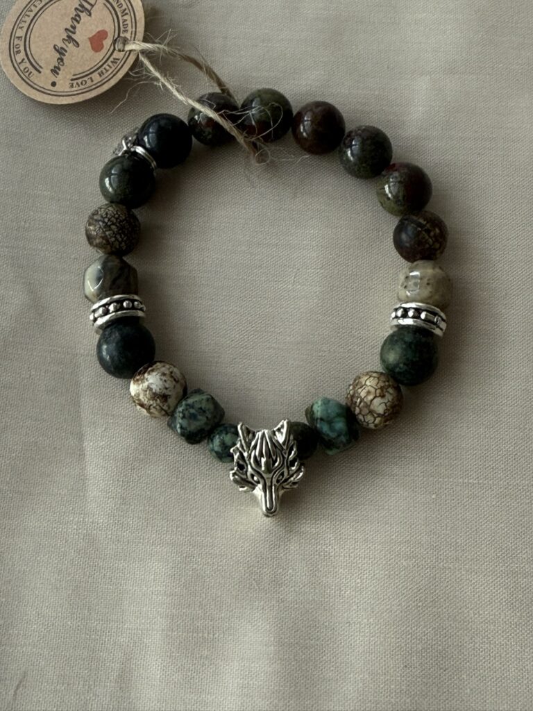 Kraftvolles Unisex Armband, aus afrikanischem Türkis, tibetischem Achat, Onyx und Drachenblut-Steinen mit einem Wolfskopf.