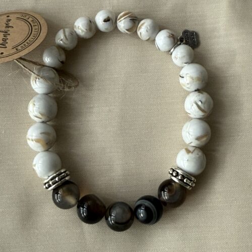 Unisex Armband aus Magnesit und Streifen-Achat, für Ausgeglichenheit und einen klaren Kopf - ideal für den Alltag.