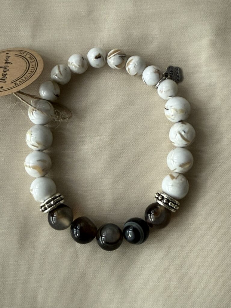 Unisex Armband aus Magnesit und Streifen-Achat, für Ausgeglichenheit und einen klaren Kopf - ideal für den Alltag.