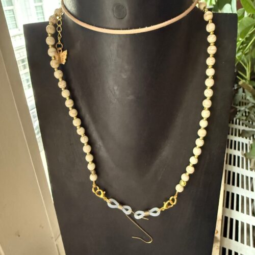 Kette mit Lederband, weißer Türkis mit kleinen goldenen Spacern. Ausführung als Halterung für Healys.