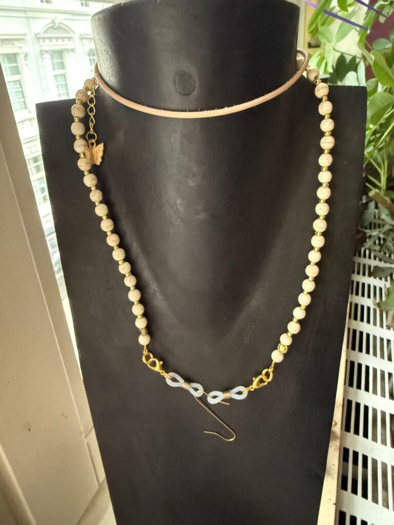 Kette mit Lederband, weißer Türkis mit kleinen goldenen Spacern. Ausführung als Halterung für Healys.